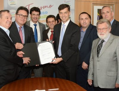 Ministros-Vinicius-Lummertz-e-Marcelo-Álvaro-Antônio-com-o-prefeito-de-Gaspar-SC-após-assinatura-do-contrato