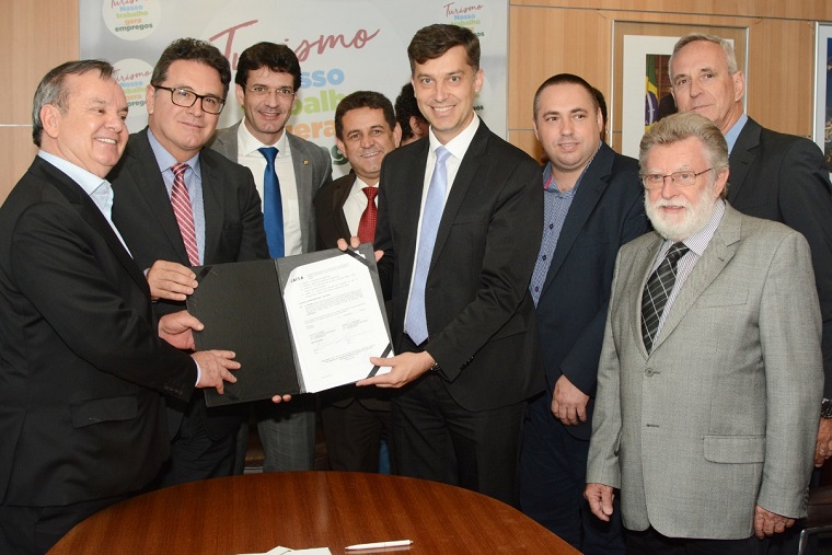 Ministros-Vinicius-Lummertz-e-Marcelo-Álvaro-Antônio-com-o-prefeito-de-Gaspar-SC-após-assinatura-do-contrato