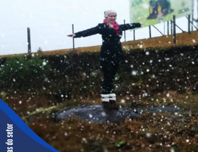 Mulher-se-diverte-com-a-chegada-da-neve-em-São-Joaquim-SC-em-setembro