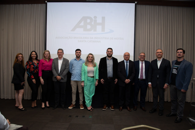 Com um vídeo institucional, as empresas que estavam com representantes no evento, puderam parabenizar os presentes pela passagem do dia do hoteleiro