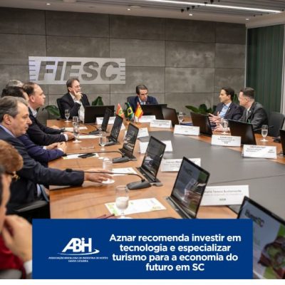 Aznar recomenda investir em tecnologia e especializar turismo para a economia do futuro em SC