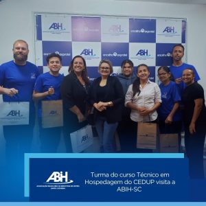 Turma do curso Técnico em Hospedagem do CEDUP visita a ABIH-SC 