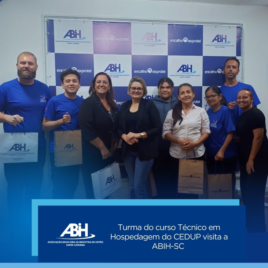Turma do curso Técnico em Hospedagem do CEDUP visita a ABIH-SC