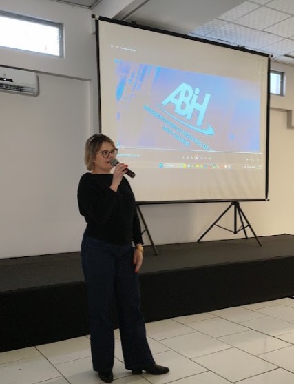 Juliana Bossi Castro fala no café de hotel em Fraiburgo
